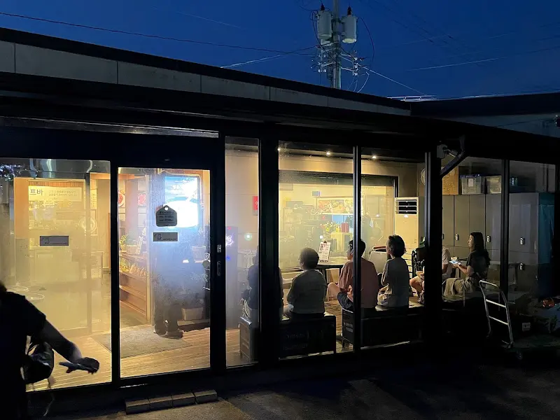 저녁 시간에도 북적이는 식당 내부