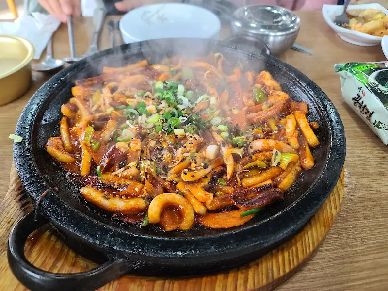 돌판 위에서 볶아지는 마성의 볶음밥