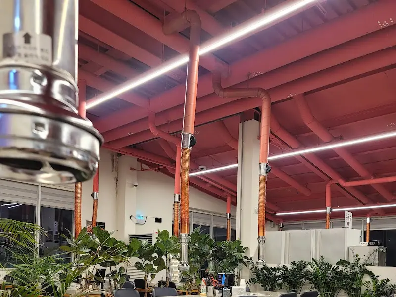 붉은색 파이프가 인상적인 천장