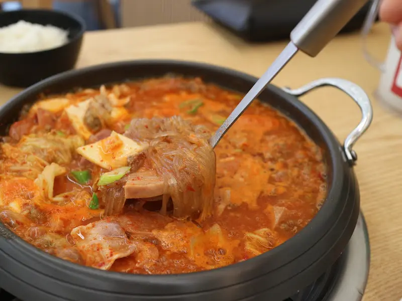 국자로 라면 사리를 들어올린 모습