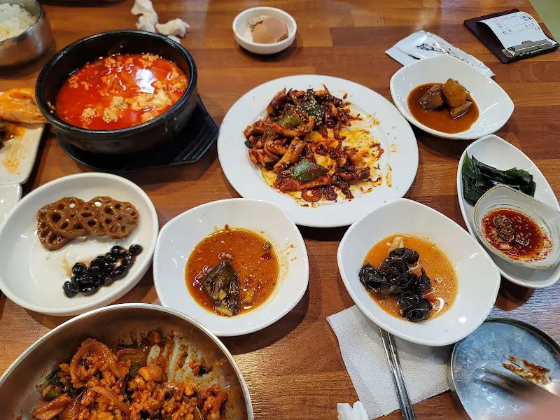 순두부와 오징어볶음 한 상 차림