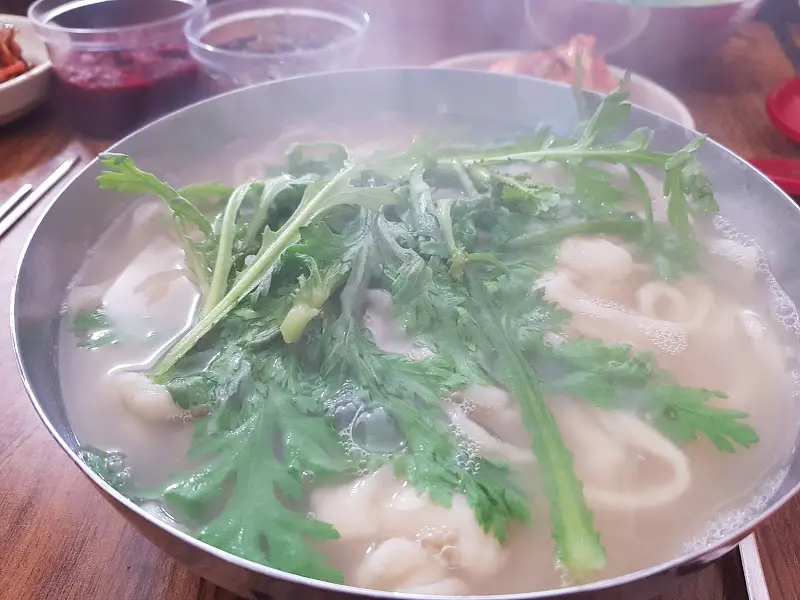 김치와 손칼국수