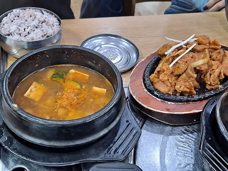 맛깔스러운 제육볶음과 된장찌개