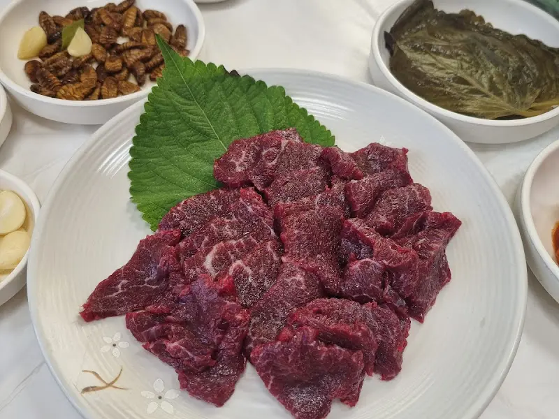 윤기가 자르르 흐르는 생고기