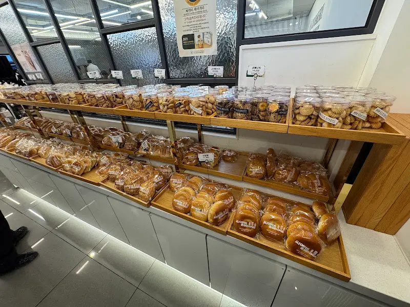 다양한 빵들이 진열된 모습