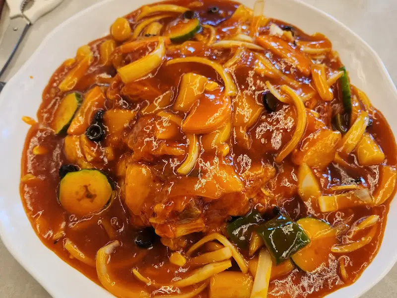 김치, 탕수육, 양파가 환상적인 조화를 이루는 모습