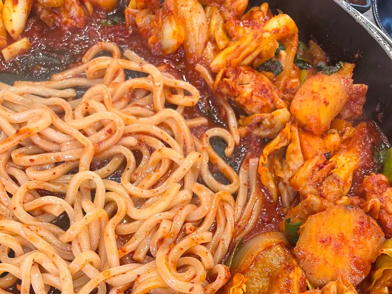 닭갈비와 우동 사리