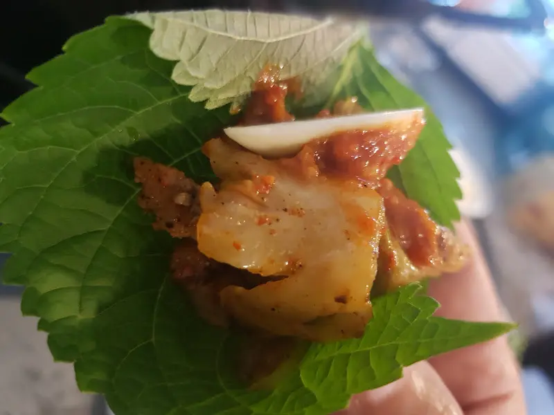 돼지김치구이를 깻잎에 싸서 한 입