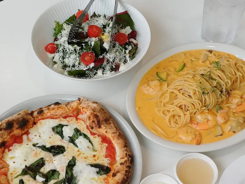 피자와 파스타, 샐러드 한 상