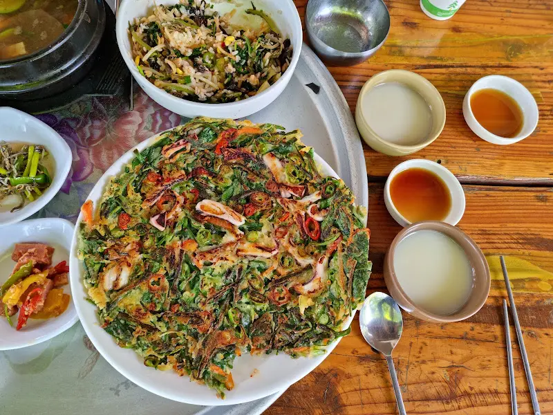 모산재 식당의 해물파전과 막걸리