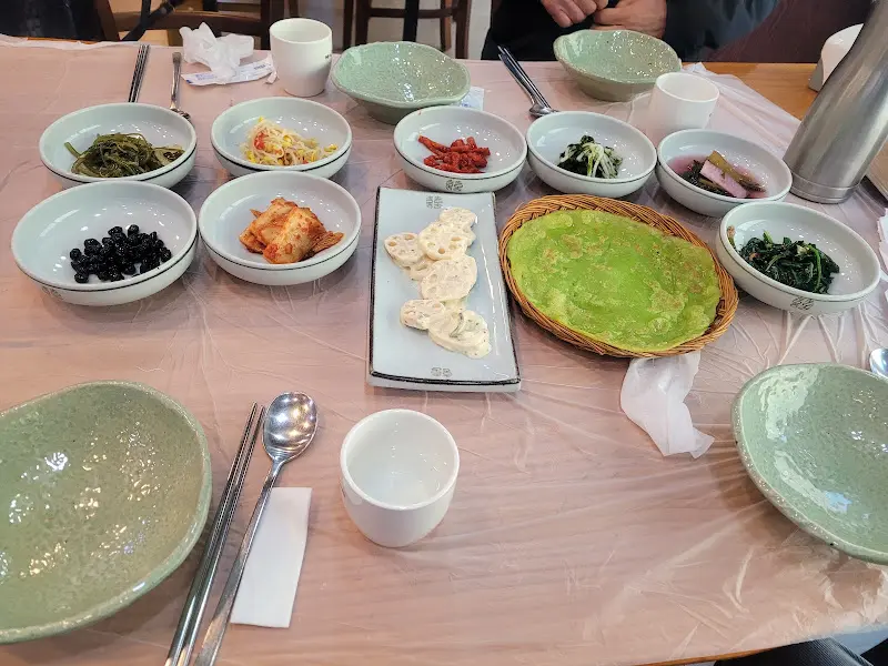 다채로운 밑반찬이 놓인 테이블 전경