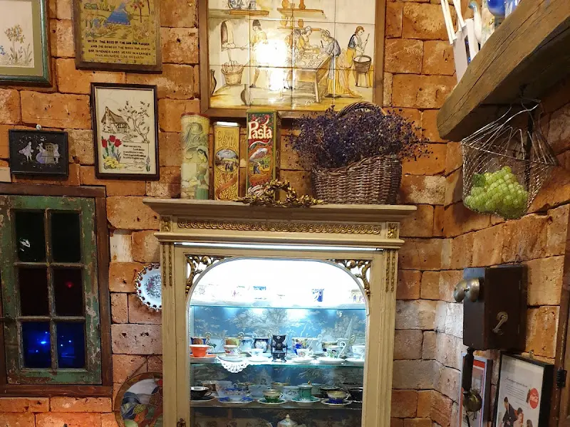 앤틱 소품으로 가득한 벽면 장식