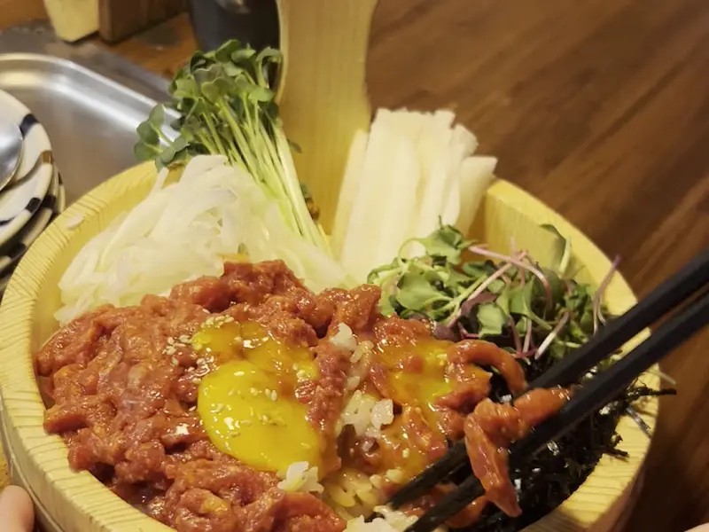 신선함이 살아있는 육회비빔밥