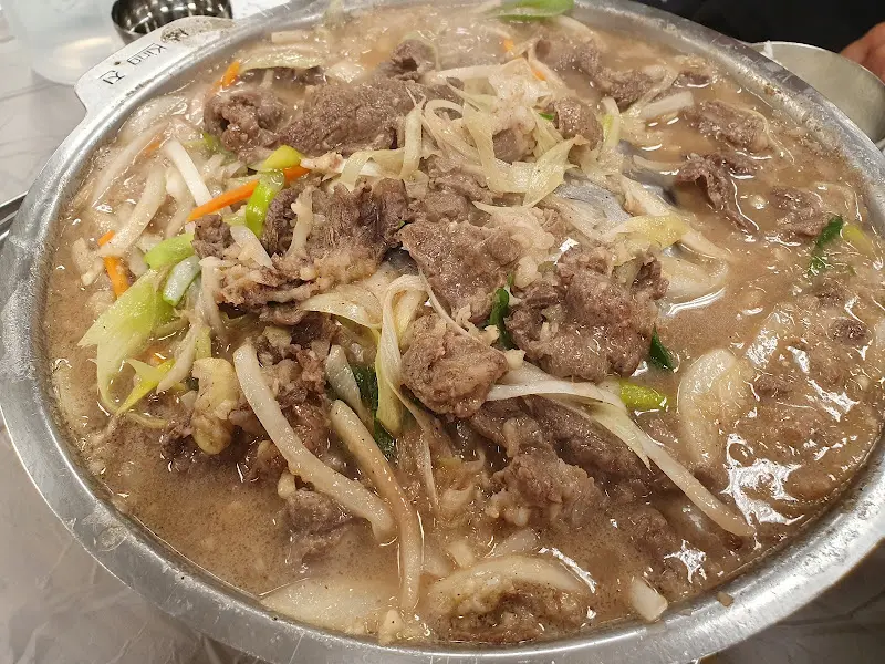 돔 형태의 불판에 구워지는 한우 불고기