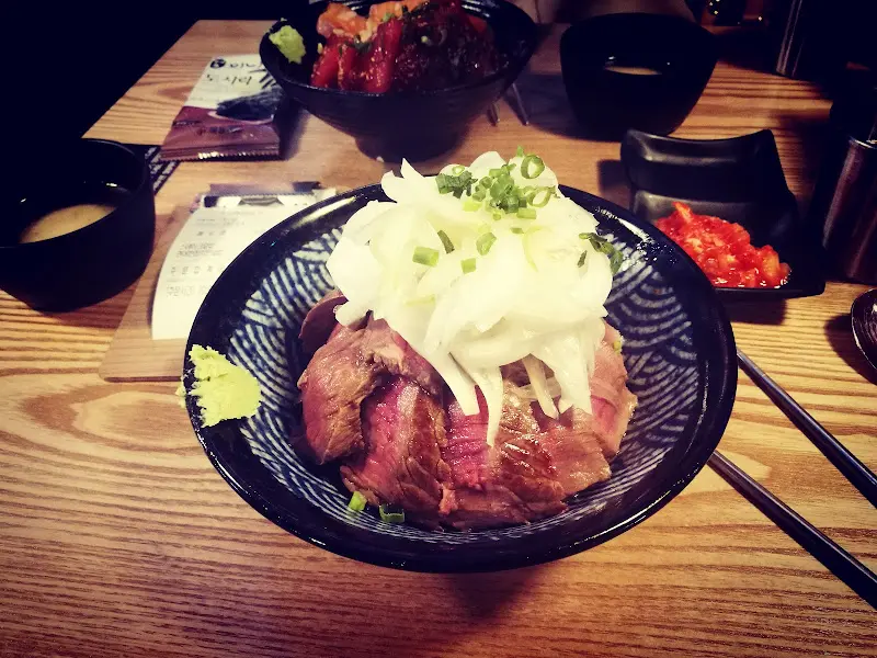 테이블 위에 놓인 스테이크 덮밥