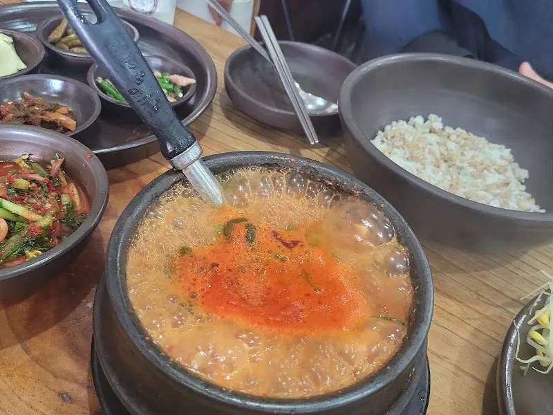 보글보글 끓는 순두부찌개