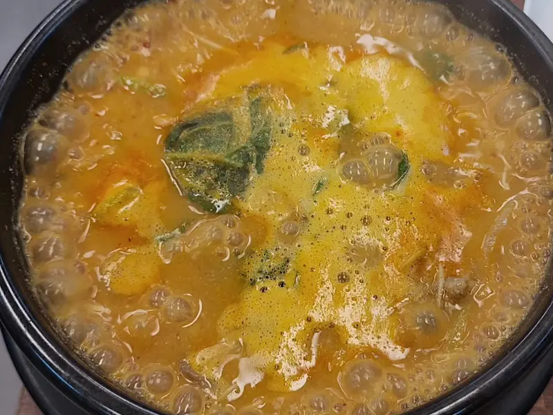 보글보글 끓고 있는 어죽국수