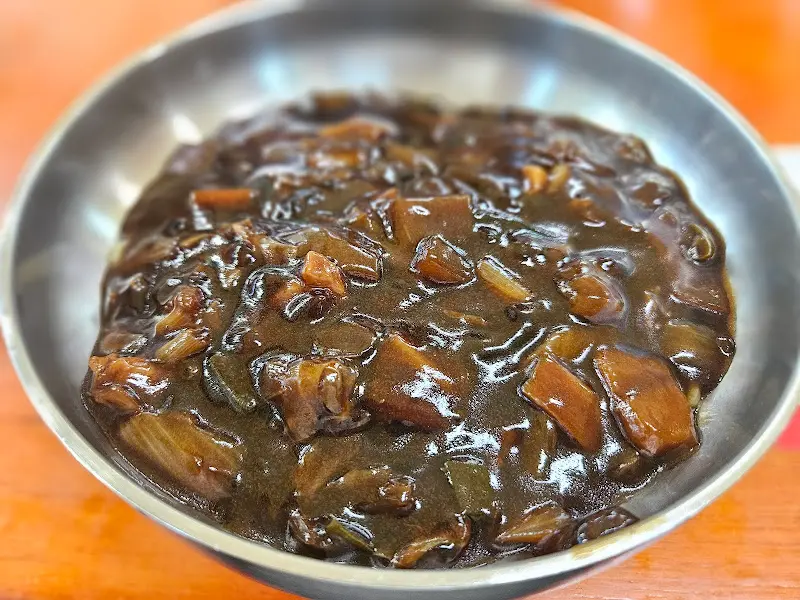 윤기 흐르는 짜장 소스가 볶음밥의 풍미를 더한다