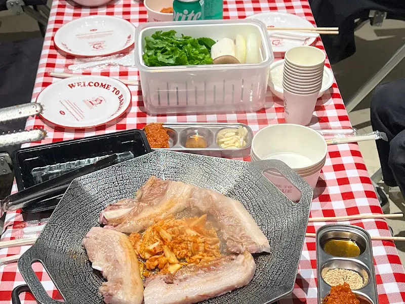 식탁 위에 놓인 고기, 야채, 쌈장