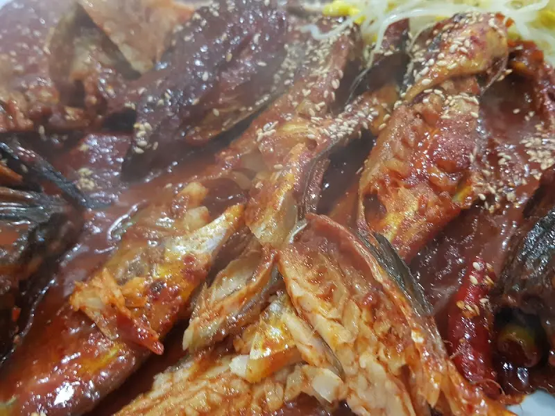 양념이 잘 배어 있는 코다리의 속살