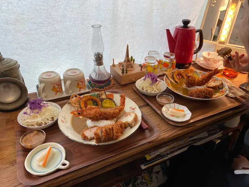 정갈하게 차려진 카레 한 상