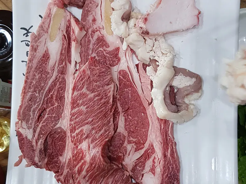 마블링이 선명한 큼지막한 등심