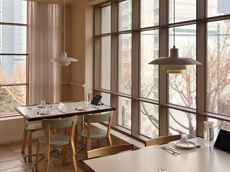 따뜻한 햇살이 들어오는 부엌간 해운대점 내부