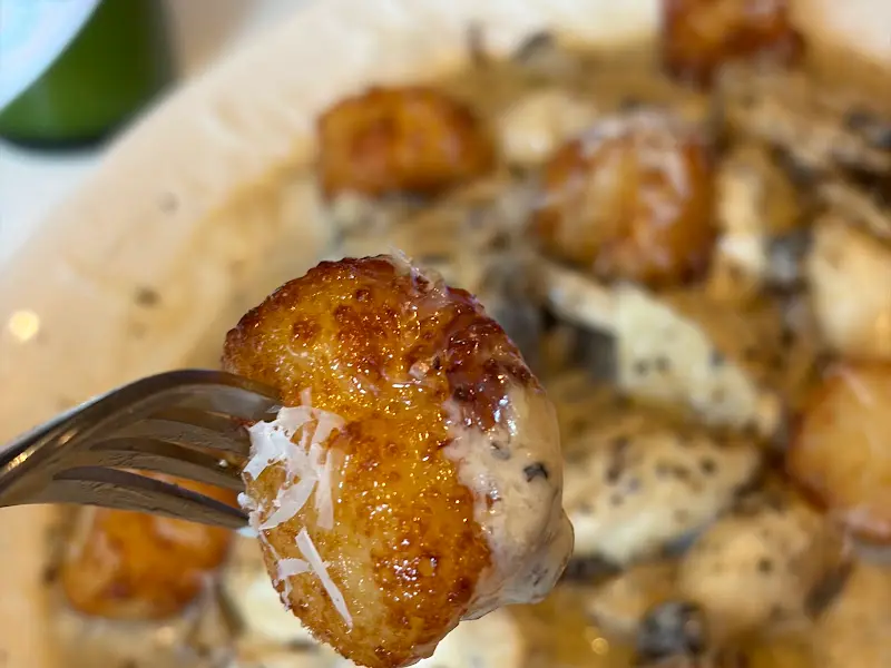 트러플 버섯 크림 뇨끼를 포크로 들어올린 모습