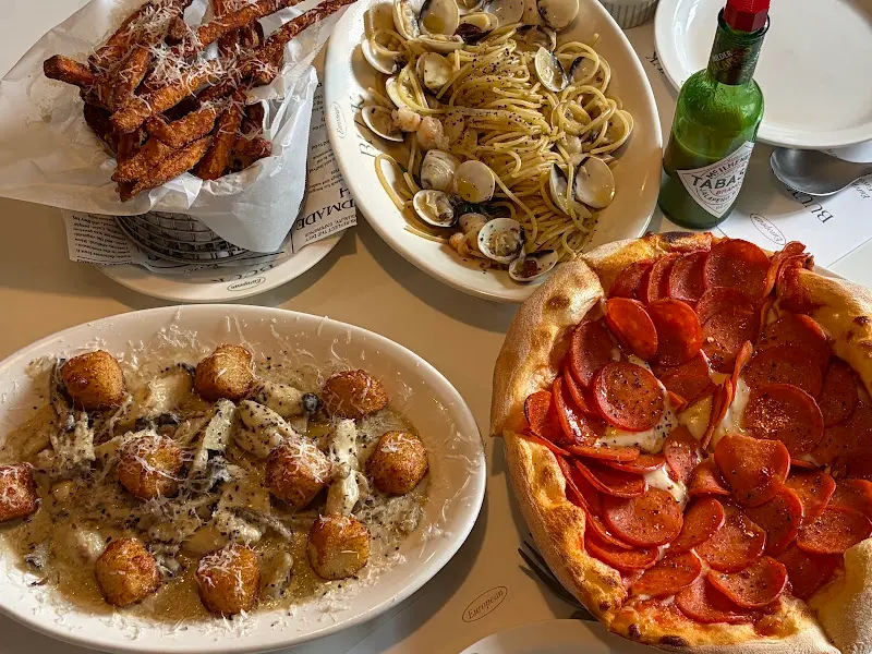 테이블 가득 차려진 음식 사진