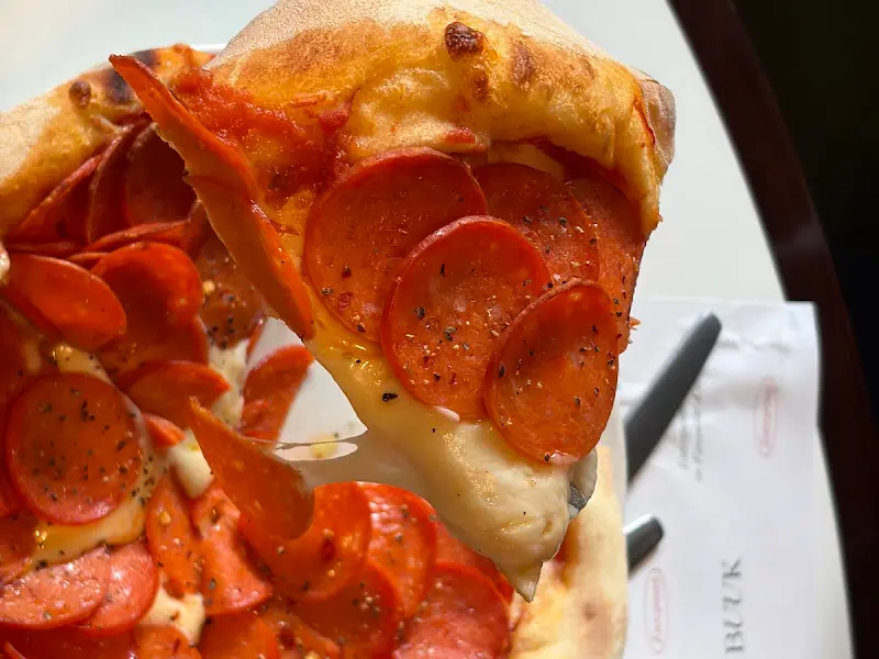 페퍼로니 피자 단면 클로즈업 사진