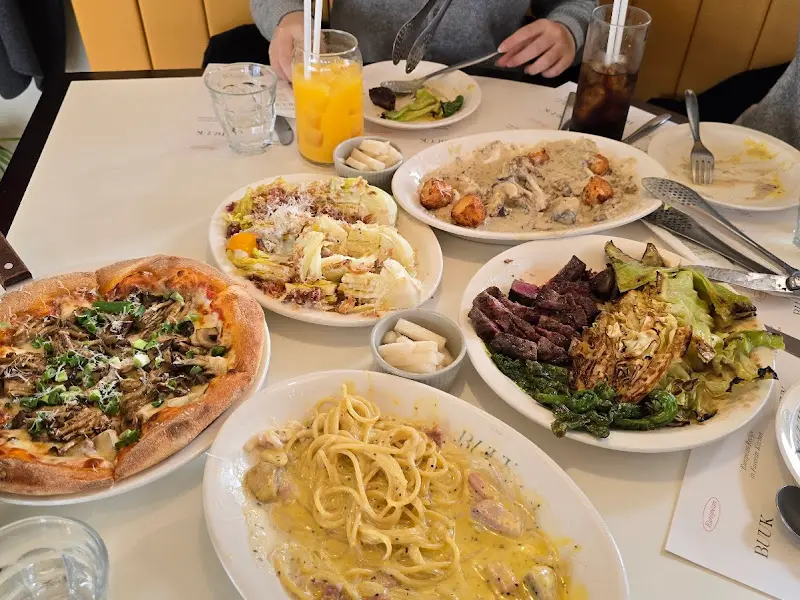 다양한 메뉴가 놓여진 테이블 전체샷