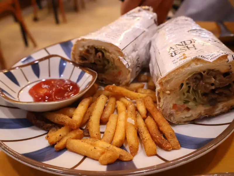 푸짐한 반미 샌드위치