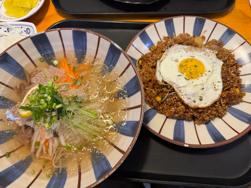 쌀국수와 파인애플 볶음밥