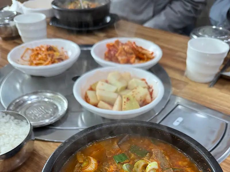 뚝배기에 담겨져 보글보글 끓고 있는 육개장