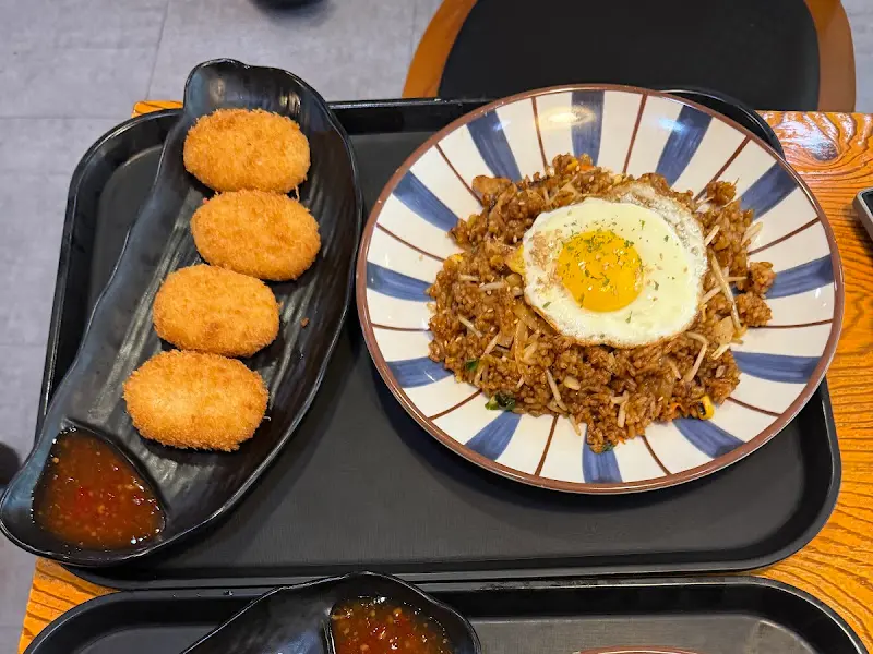 볶음밥과 새우 감자 고로케