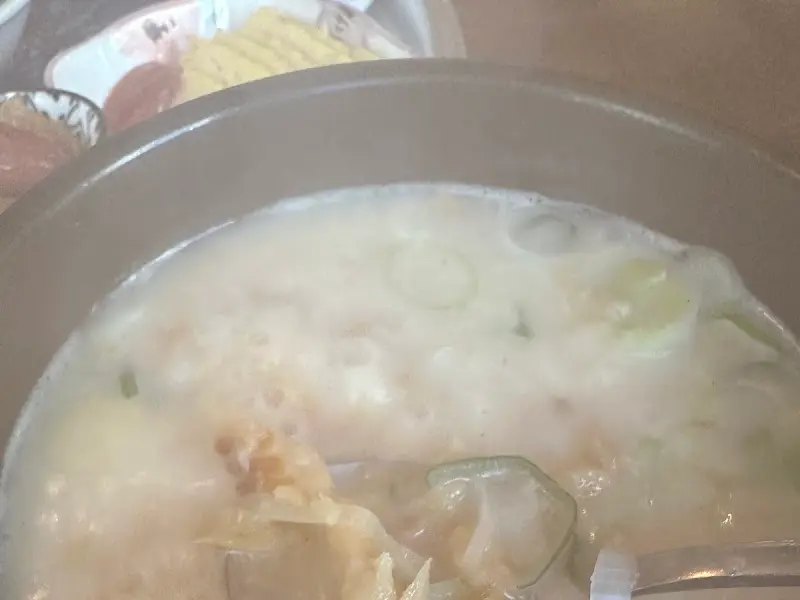 뽀얀 국물이 인상적인 황태해장국의 모습