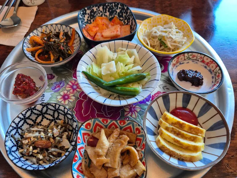 다양한 종류의 밑반찬들이 한 상 가득 차려져 있다