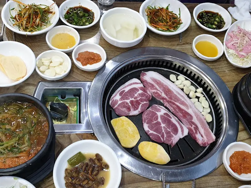 숯불 위에서 맛있게 익어가는 고기와 마늘