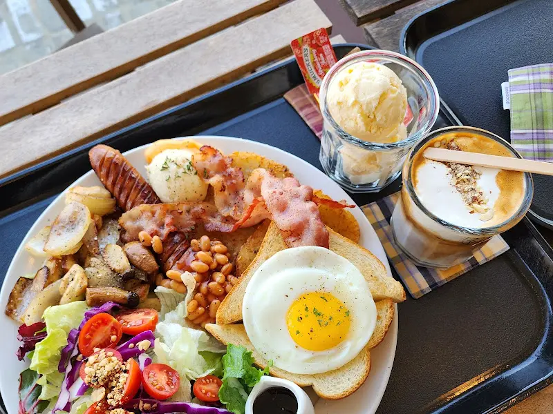 브런치와 아몬드 크림 라떼