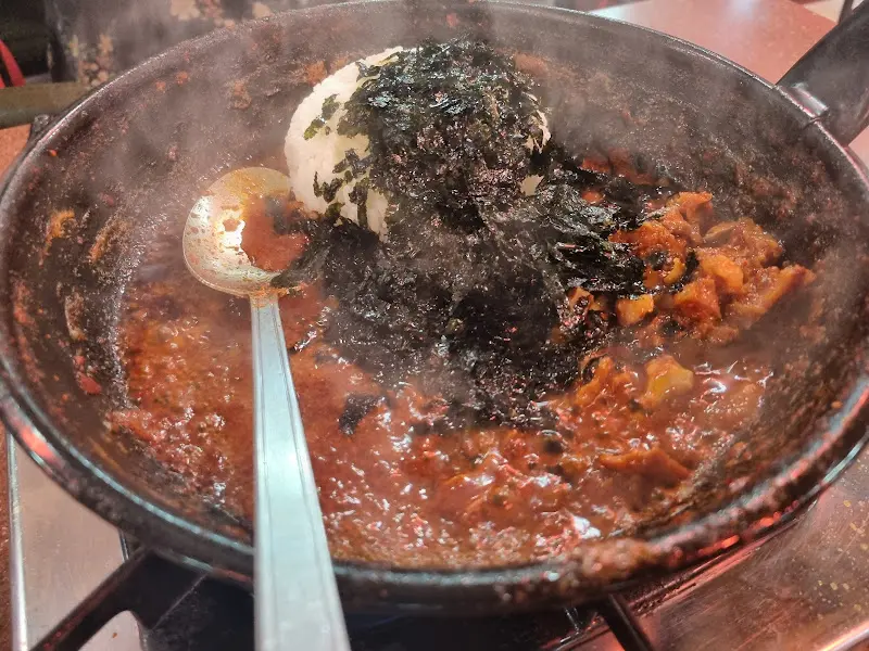 볶음밥 재료 투하