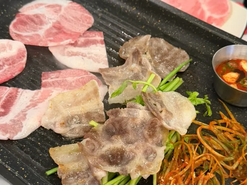 불판 위 냉삼겹살과 꽃목살