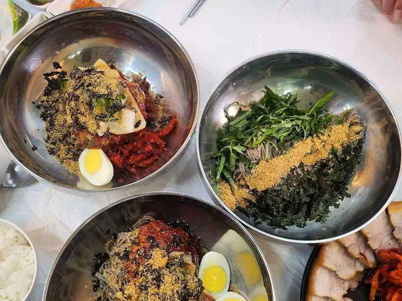 들기름 막국수, 명태회 막국수, 수육 한 상 차림