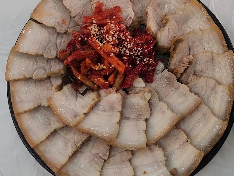 윤기 좔좔 흐르는 수육