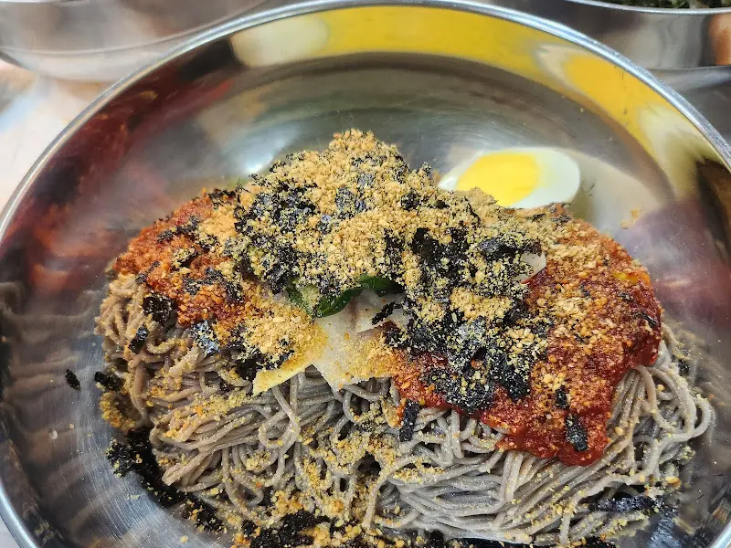 막국수와 반숙 계란