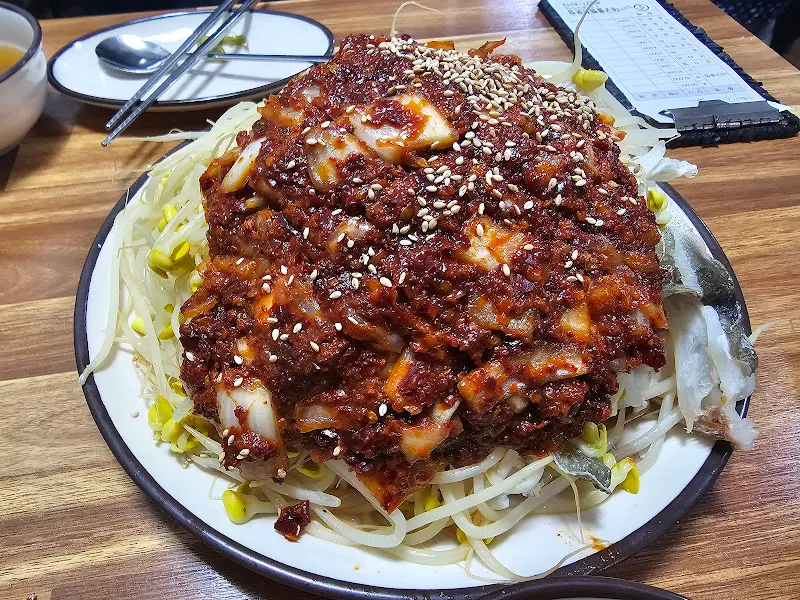 양념이 듬뿍 올려진 대구뽈찜
