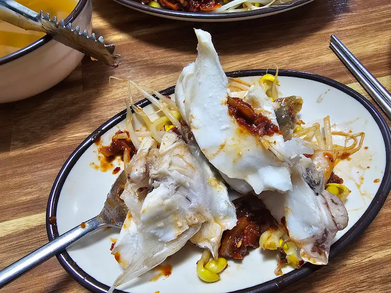 접시에 담아 먹는 대구뽈찜