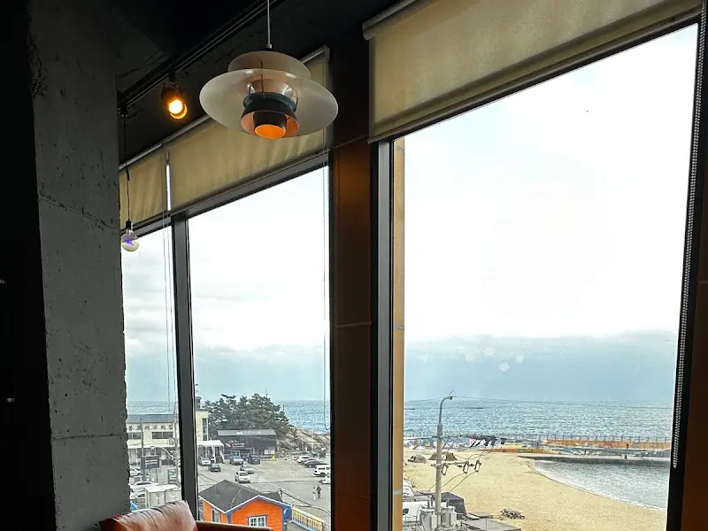 창밖으로 보이는 천진 해변