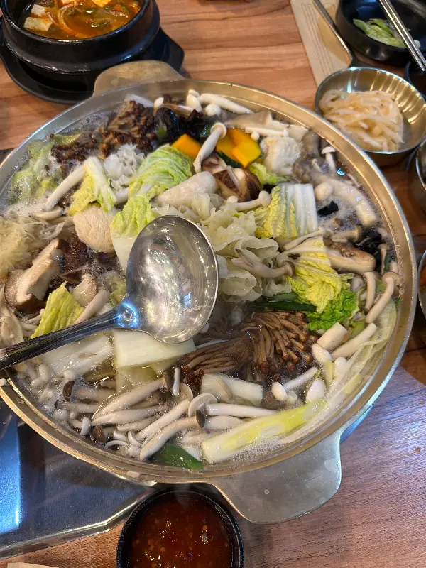 전골 속 다양한 버섯