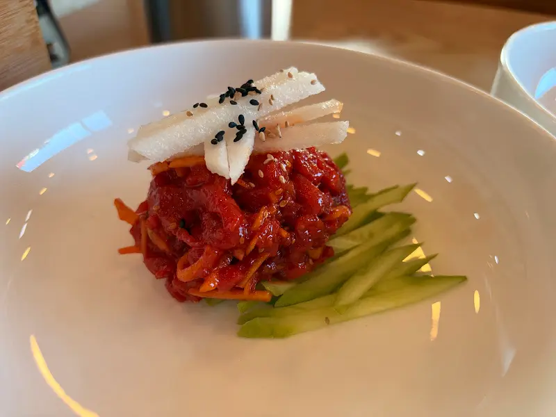 눈으로도 즐거운 한우 육회