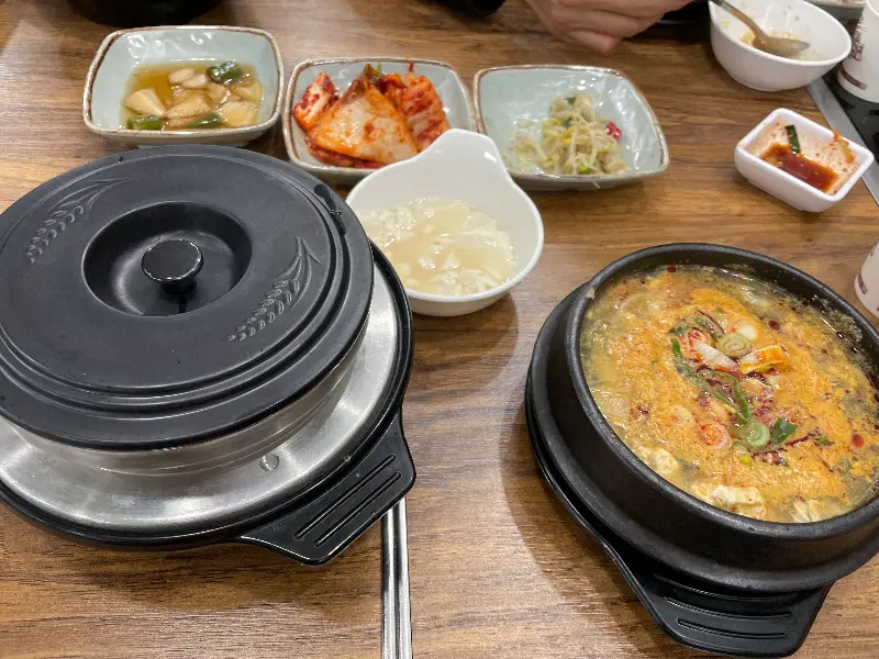 굴순두부찌개와 밑반찬